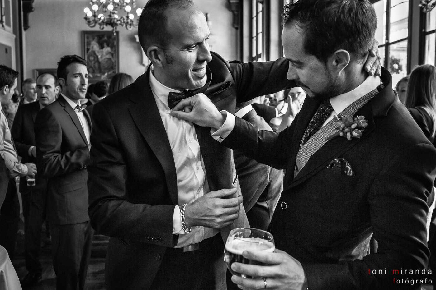 Novios en la Sagrada familia de Barcelona, escalera subiendo torres