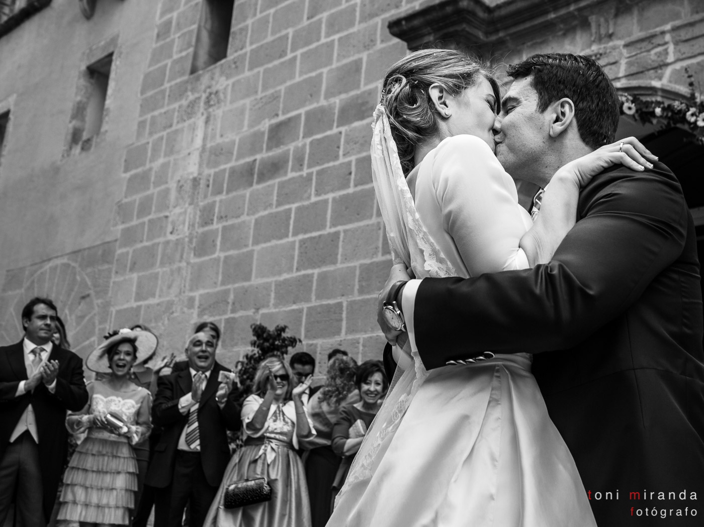 Beso de los recién casados a la salida de su boda en la Iglesia del convento de Benissa