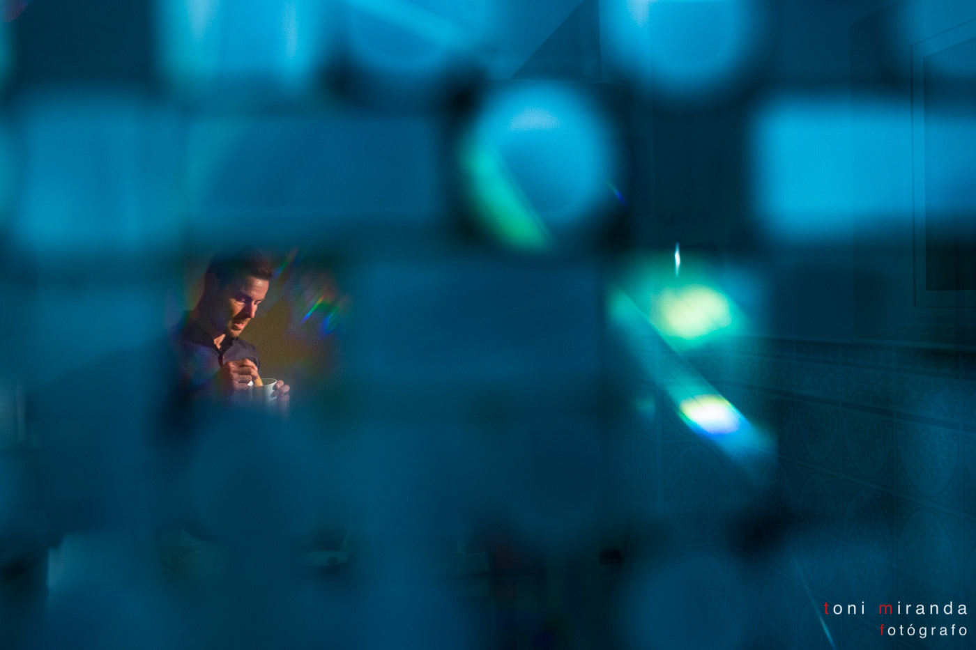 Novios en la Sagrada familia de Barcelona luz de colores