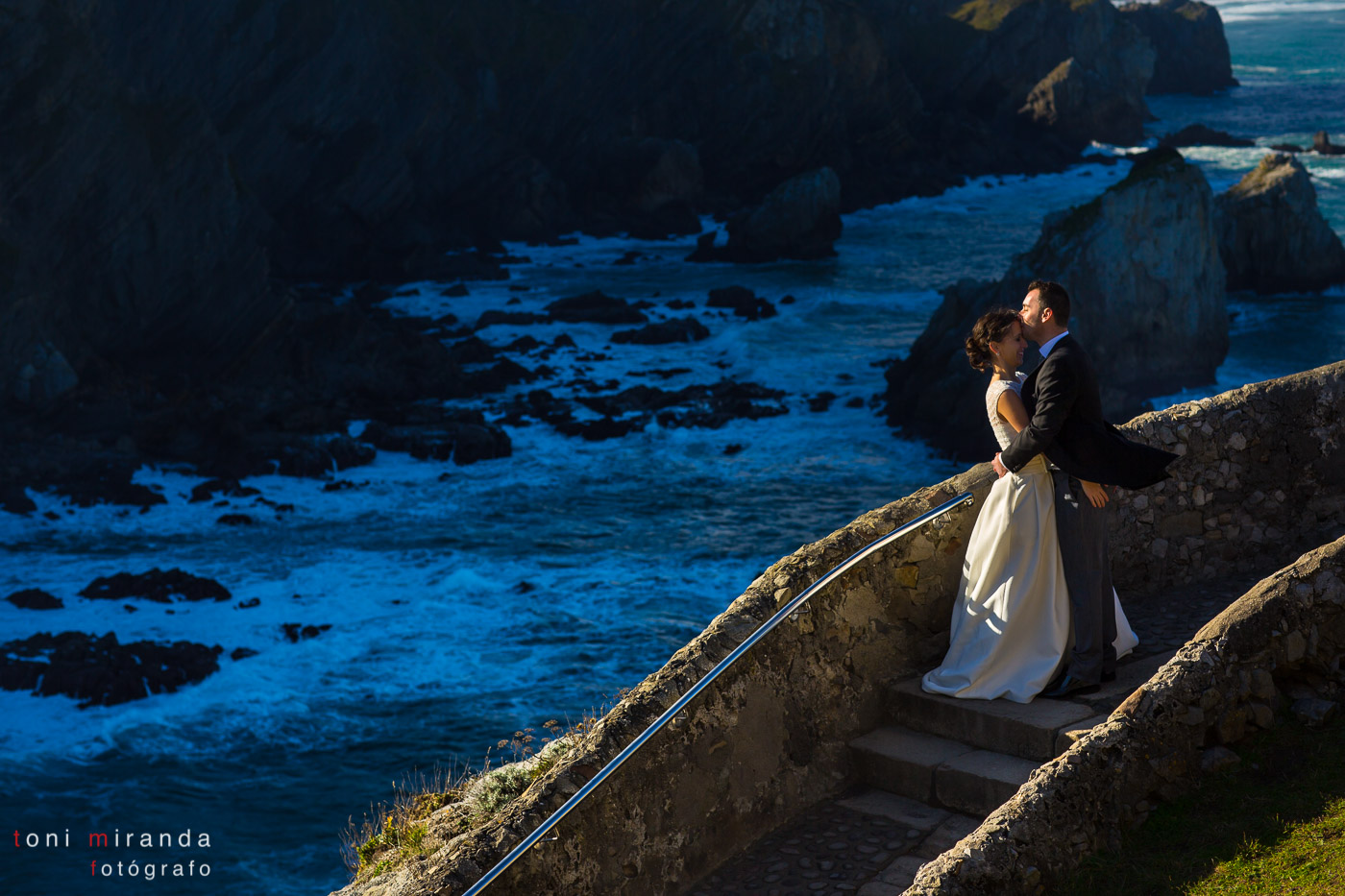 Novios en la Sagrada familia de Barcelona luz de colores