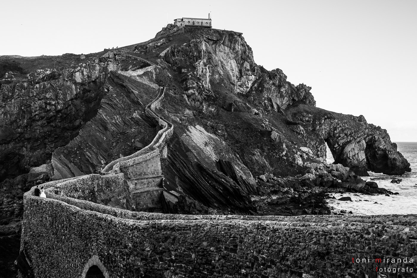 Novios en la Sagrada familia de Barcelona luz de colores