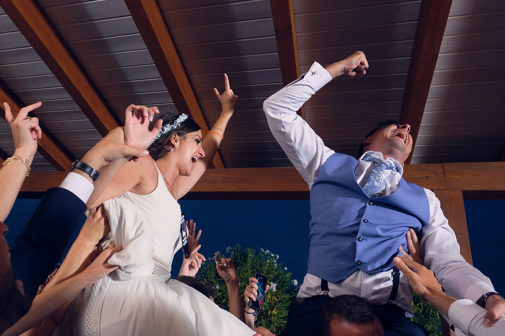 Novios-brazos-levantados-alegria-alcoi