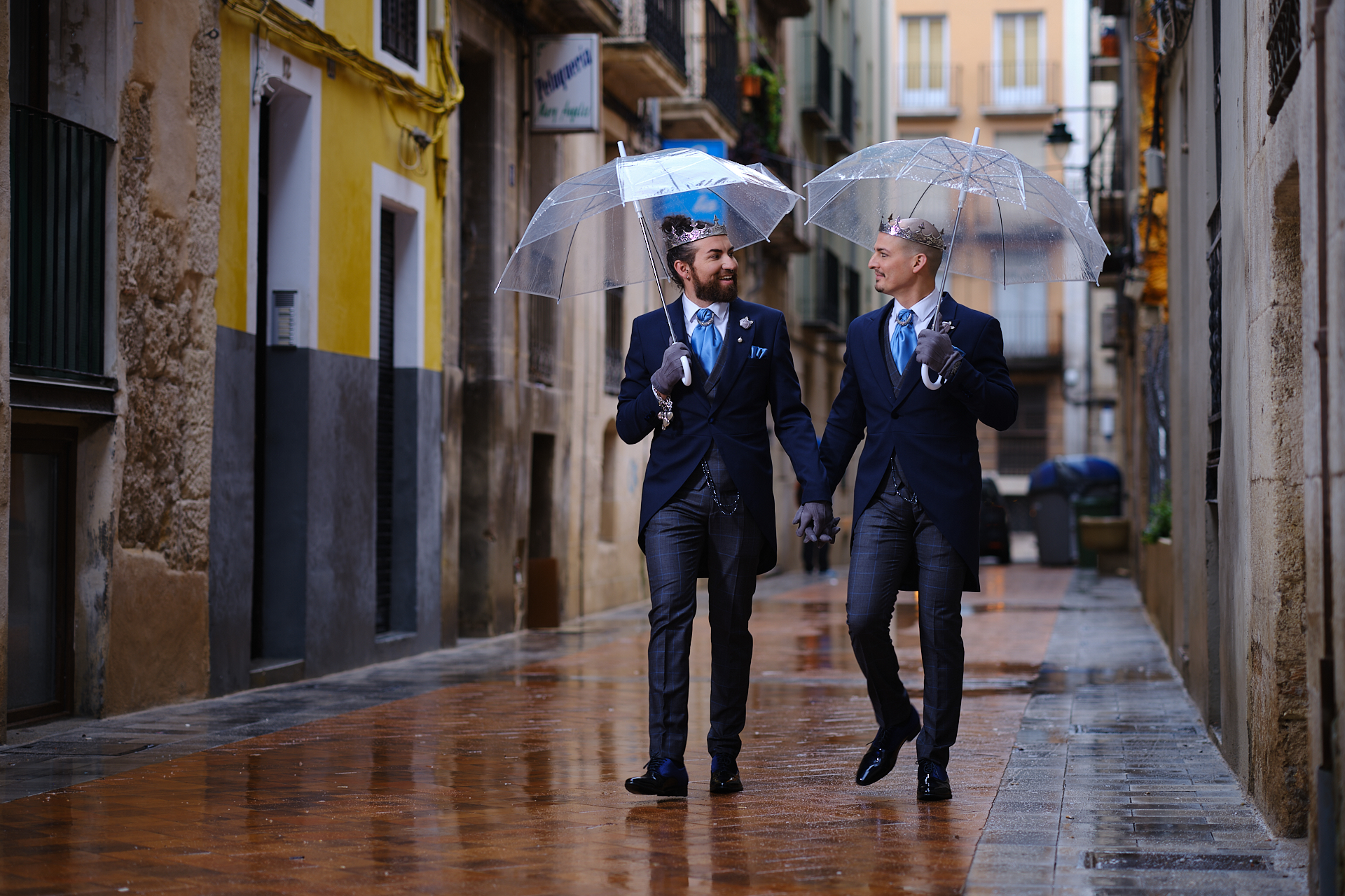 Boda-novios-lluvia-paraguas-Alcoi-Centro