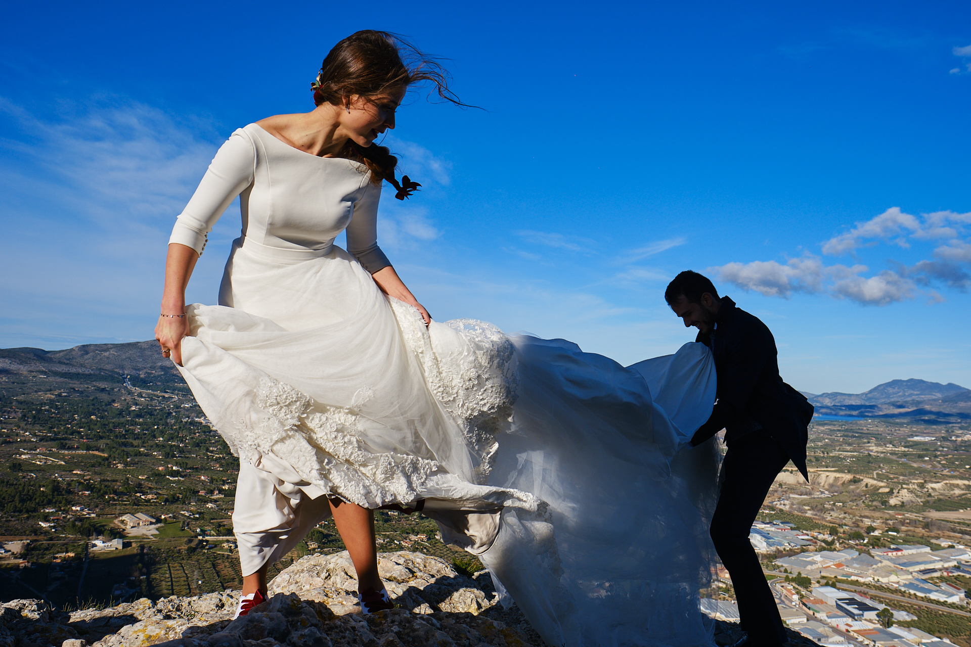 Postboda-novios-sierra-vistas-viento-novia-vestido